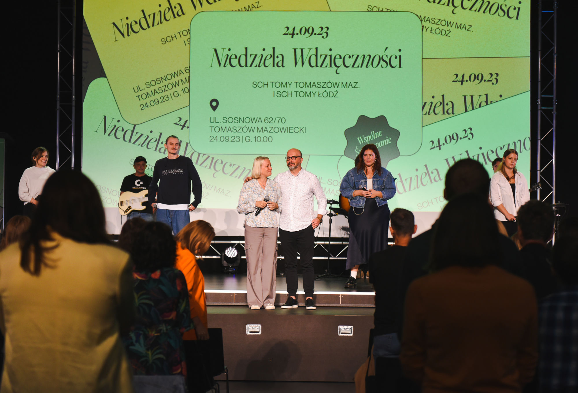 Zespół liderów stoi na scenie podczas Niedzieli Wdzięczności