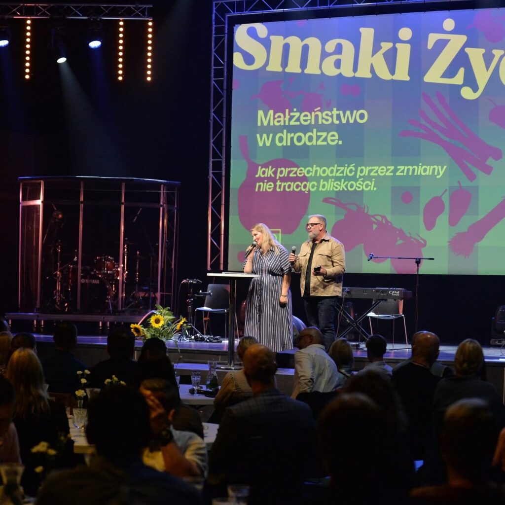 Para prowadzi na scenie wykład o małżeństwie, na ekranie napis „Smaki Życia. Małżeństwo w drodze”